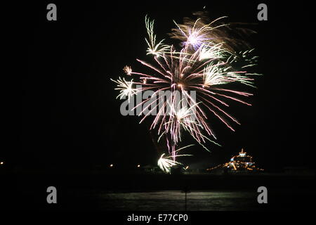 Fuochi d'artificio sul Llandudno Pier Foto Stock