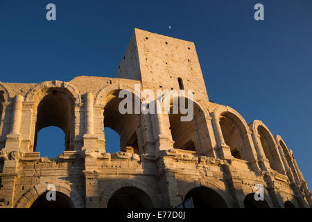 Le pareti del vecchio anfiteatro romano di Arles Francia Foto Stock