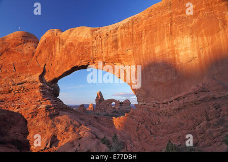 La torretta Arch visto attraverso la finestra del Nord Arch all'alba nel Parco Nazionale di Arches nei pressi di Moab, Utah Foto Stock