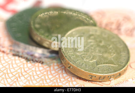 Close up della sterlina britannica monete con banconote Foto Stock