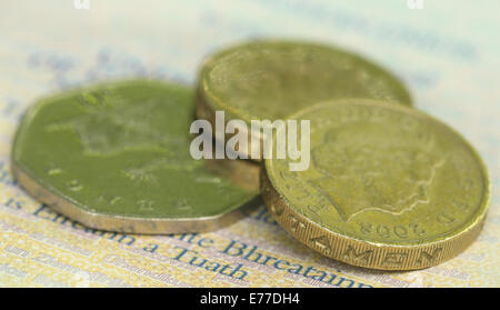 Close up della sterlina britannica monete con banconote Foto Stock