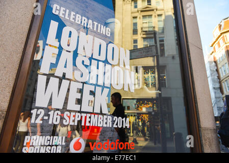 Oxford Street, Londra, Regno Unito. 8 settembre 2014. Top Shop ha inserzioni per la prossima settimana londinese della moda che inizia il Venerdì (12 Settembre). Credito: Matteo Chattle/Alamy Live News Foto Stock