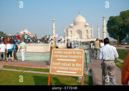Due classi di turista, Taj Mahal, Agra, Uttar Pradesh, India. Foto Stock