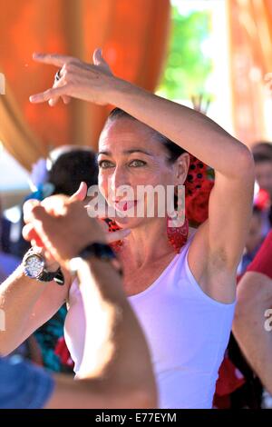 La ballerina di flamenco in abito tradizionale, annuale Fiera Cavalli, Jerez de la Frontera, la provincia di Cadiz Cadice, Andalusia, Spagna Foto Stock