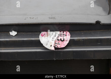 Un veicolo nel Regno Unito o in auto disco fiscale gettati in un bidone della spazzatura Foto Stock