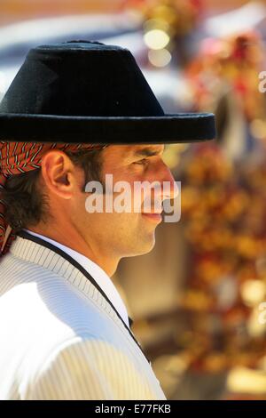 Cavallo Spagnolo Rider in costume tradizionale, annuale Fiera Cavalli, Jerez de la Frontera, la provincia di Cadiz Cadice, Andalusia, Spagna Foto Stock