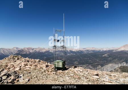 Ripetitore radio antenne sulla sommità del monte Anna Mills nel sud della Sierra Nevada Foto Stock