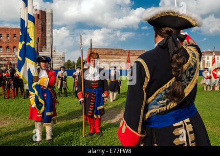 Torino, Italia. 7 Sep, 2014. rievocazione dell'assedio di Torino del 1706 - Giardini di Porte Palatine luogo della rievocazione della battaglia, dove i Piemontesi riuscirono a sconfiggere il credito francese: Davvero Facile Star/Alamy Live News Foto Stock