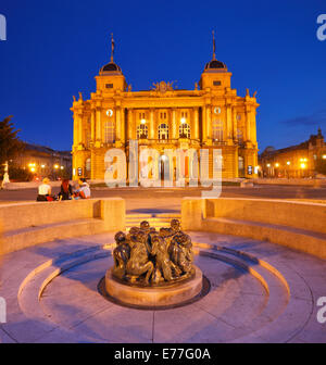 La città di Zagabria - Teatro HNK, scultura, Ivan Mestrovic la scultura fontana della vita Foto Stock