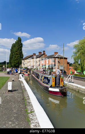 Barche stretta uscita da un blocco a Stoke Bruerne, Northamptonshire, Regno Unito Foto Stock