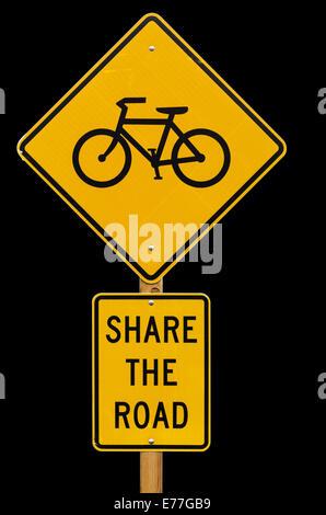 Condividere la strada con le biciclette cartello stradale isolato su sfondo nero Foto Stock