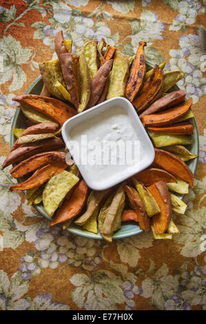 Home fatta arrosto di patata dolce cunei con dip Foto Stock