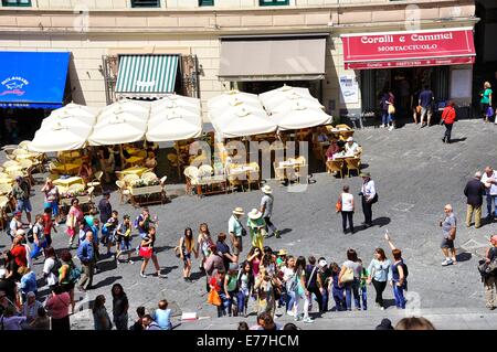 Guardando giù dalla scalinata del Duomo di Santo Andrea sui turisti e i ristoranti in Piazza del Duomo a Amalfi, Italia Foto Stock