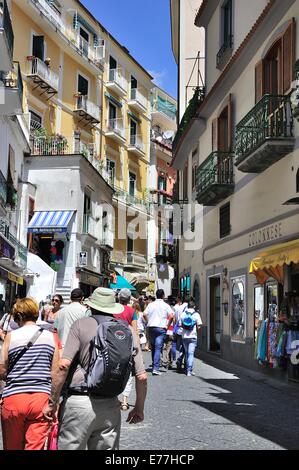 Scena di strada di Via Lorenzo d'Amalfi, la principale strada dello shopping nella città di Amalfi, Italia Foto Stock