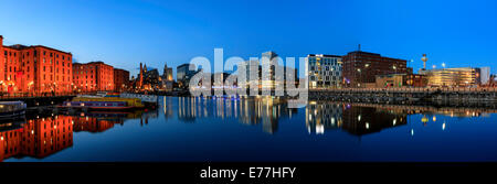 Vista panoramica sullo skyline di Liverpool si riflette nel fiume mersy a Albert Dock Foto Stock