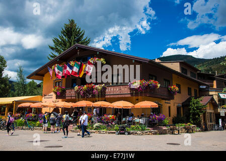 Scena di strada a Vail Colorado shjowing di bandiere e di costruzione Foto Stock