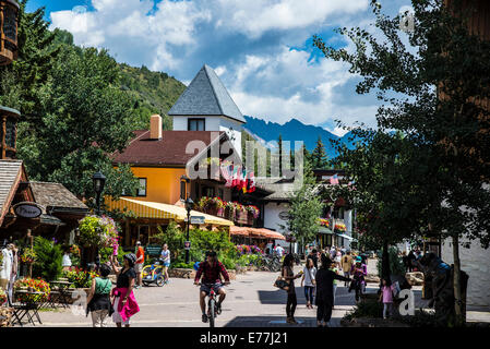 Scena di strada a Vail Colorado guardando verso il Gore Mountain Range Foto Stock