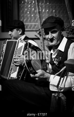 Musicisti di strada giocando a tarda notte sull'isola Mediterranea di Gozo Foto Stock