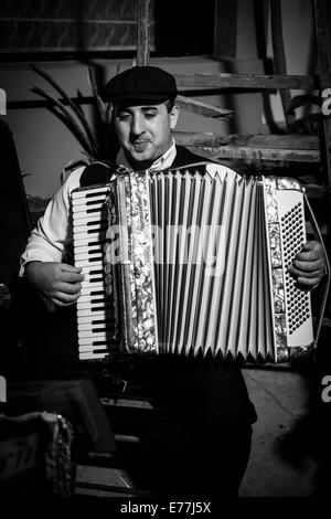 Musicisti di strada giocando a tarda notte sull'isola Mediterranea di Gozo Foto Stock