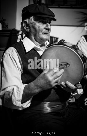 Musicisti di strada giocando a tarda notte sull'isola Mediterranea di Gozo Foto Stock