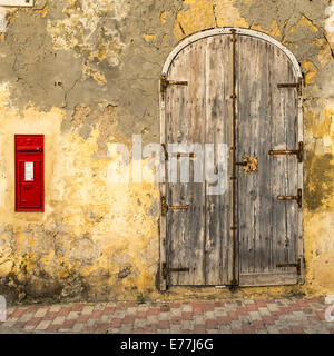 Vecchio post box montato nella parete sull isola di Gozo nel Mediterraneo Foto Stock