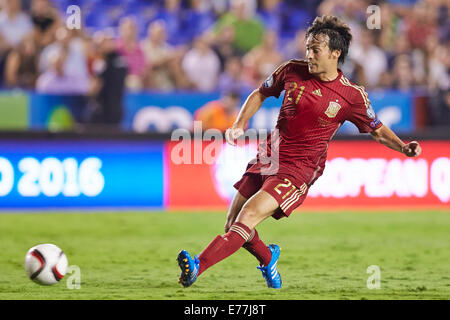 Valencia, Spagna. 08 Sep, 2014. Avanti David Silva passa la palla durante il Campionato Europeo in qualifica. Spagna contro la Macedonia. Credito: Azione Sport Plus/Alamy Live News Foto Stock