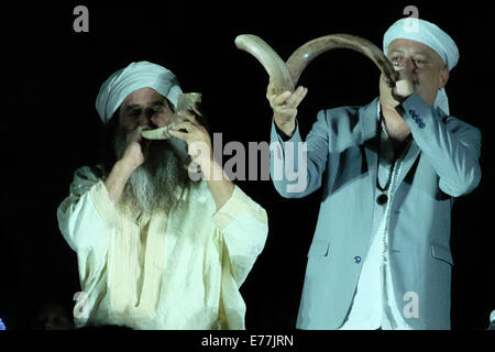 Gerusalemme. 8 Settembre, 2014. Gli uomini colpo di tradizione ebraica shofar fatta di una ram di avvisatore acustico. Un assortimento di musica etnica e di prestazioni pubbliche cerchio canzone avviene al di fuori della Città Vecchia al di sotto della torre di Davide, apertura di Gerusalemme la Rassegna Internazionale di Musica Sacra. Credito: Nir Alon/Alamy Live News Foto Stock