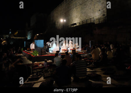 Gerusalemme. 8 Settembre, 2014. Un assortimento di musica etnica e di prestazioni pubbliche cerchio canzone avviene al di fuori della Città Vecchia al di sotto della torre di Davide, apertura di Gerusalemme la Rassegna Internazionale di Musica Sacra. Credito: Nir Alon/Alamy Live News Foto Stock