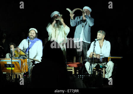 Gerusalemme. 8 Settembre, 2014. Gli uomini colpo di tradizione ebraica shofar fatta di una ram di avvisatore acustico. Un assortimento di musica etnica e di prestazioni pubbliche cerchio canzone avviene al di fuori della Città Vecchia al di sotto della torre di Davide, apertura di Gerusalemme la Rassegna Internazionale di Musica Sacra. Credito: Nir Alon/Alamy Live News Foto Stock