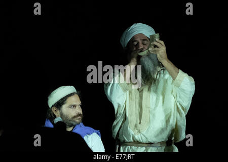 Gerusalemme. 8 Settembre, 2014. Un uomo si brucia una tradizionale ebraica shofar fatta di una ram di avvisatore acustico. Un assortimento di musica etnica e di prestazioni pubbliche cerchio canzone avviene al di fuori della Città Vecchia al di sotto della torre di Davide, apertura di Gerusalemme la Rassegna Internazionale di Musica Sacra. Credito: Nir Alon/Alamy Live News Foto Stock