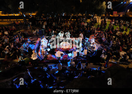 Gerusalemme. 8 Settembre, 2014. Un assortimento di musica etnica e di prestazioni pubbliche cerchio canzone avviene al di fuori della Città Vecchia al di sotto della torre di Davide, apertura di Gerusalemme la Rassegna Internazionale di Musica Sacra. Credito: Nir Alon/Alamy Live News Foto Stock