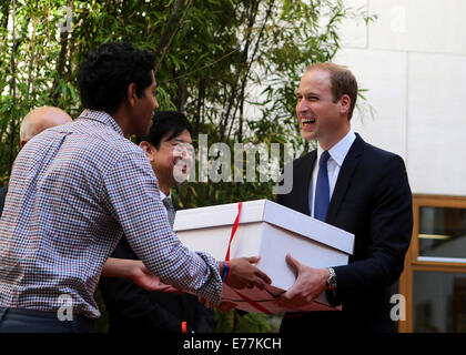 Oxford, Regno Unito. 8 Sep, 2014. Il principe William (R), il Duca di Cambridge, riceve regali durante lo scoprimento della Dickson Poon università di Oxford Cina Center Building in Oxford, Regno Unito, sul Sett. 8, 2014. Il principe William ha svelato il Dickson Poon università di Oxford Cina Center qui il lunedì. Credito: Han Yan/Xinhua/Alamy Live News Foto Stock