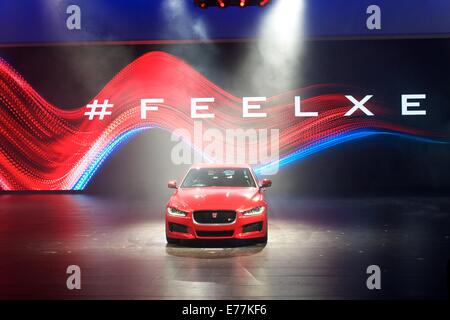 Londra, Regno Unito. 8 Settembre, 2014. La Jaguar XE è svelato in anteprima mondiale del lancio della Jaguar XE a Earls Court a Londra, nel Regno Unito il 08 settembre 2014 Credit: Nathan Hulse/Alamy Live News Foto Stock