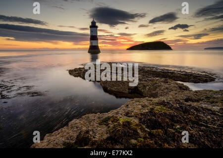 Trwyn Du faro e puffin island a sunrise. Foto Stock