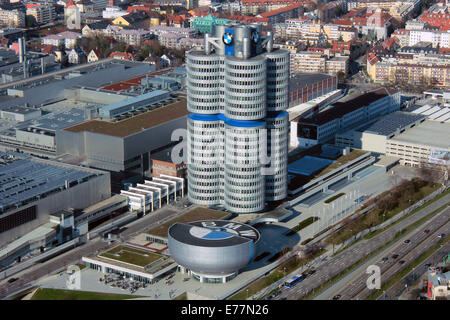 Vista del 'Four-Cylinder' edificio e museo BMW Monaco di Baviera, Germania. Dalla torre di comunicazione a Olympiapark (Olympiaturm) Foto Stock