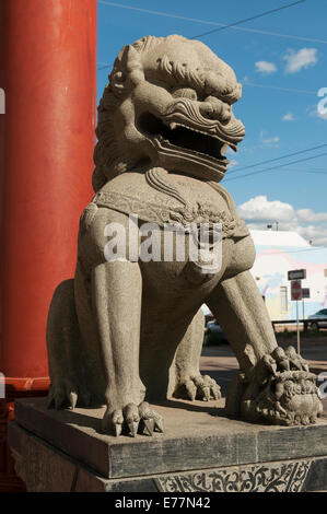 Elk203-5138v Canada, Alberta, Edmonton, downtown, Chinatown gate, custode statua di Lion Foto Stock