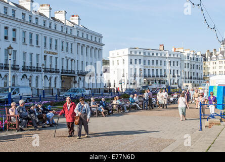 La vecchiaia ai pensionati sul lungomare di Eastbourne Regno Unito Foto Stock