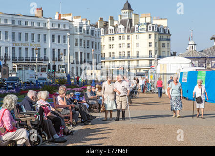 La vecchiaia ai pensionati sul lungomare di Eastbourne Regno Unito Foto Stock