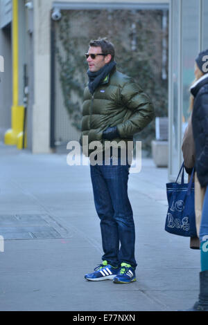 Scott Foley avvolto a caldo in una giacca trapuntata Una sciarpa ritorna al suo albergo dotato di: Scott Foley dove: Manhattan, New York, Stati Uniti quando: 06 Mar 2014 Foto Stock