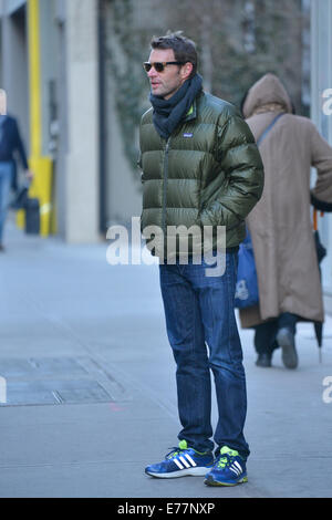 Scott Foley avvolto a caldo in una giacca trapuntata Una sciarpa ritorna al suo albergo dotato di: Scott Foley dove: Manhattan, New York, Stati Uniti quando: 06 Mar 2014 Foto Stock