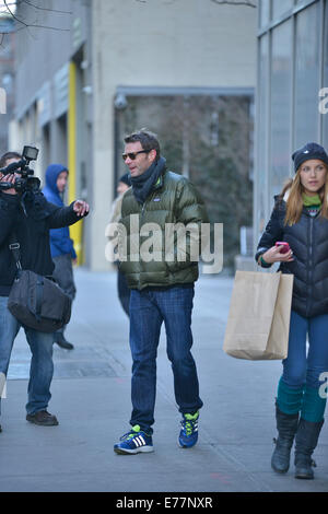 Scott Foley avvolto a caldo in una giacca trapuntata Una sciarpa ritorna al suo albergo dotato di: Scott Foley dove: Manhattan, New York, Stati Uniti quando: 06 Mar 2014 Foto Stock