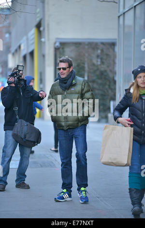 Scott Foley avvolto a caldo in una giacca trapuntata Una sciarpa ritorna al suo albergo dotato di: Scott Foley dove: Manhattan, New York, Stati Uniti quando: 06 Mar 2014 Foto Stock