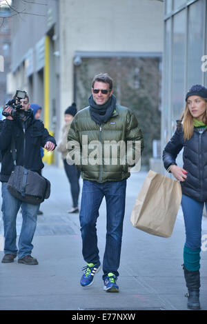 Scott Foley avvolto a caldo in una giacca trapuntata Una sciarpa ritorna al suo albergo dotato di: Scott Foley dove: Manhattan, New York, Stati Uniti quando: 06 Mar 2014 Foto Stock