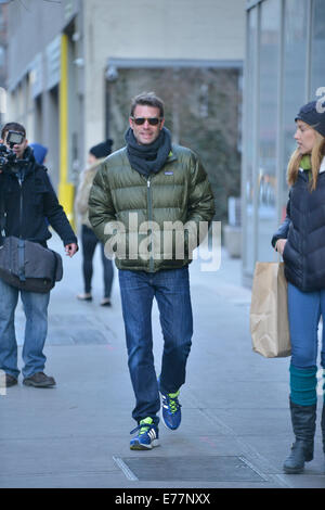 Scott Foley avvolto a caldo in una giacca trapuntata Una sciarpa ritorna al suo albergo dotato di: Scott Foley dove: Manhattan, New York, Stati Uniti quando: 06 Mar 2014 Foto Stock