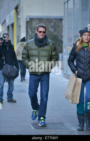 Scott Foley avvolto a caldo in una giacca trapuntata Una sciarpa ritorna al suo albergo dotato di: Scott Foley dove: Manhattan, New York, Stati Uniti quando: 06 Mar 2014 Foto Stock