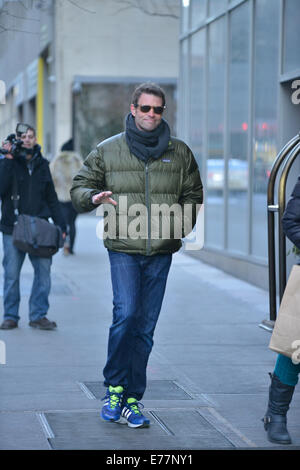 Scott Foley avvolto a caldo in una giacca trapuntata Una sciarpa ritorna al suo albergo dotato di: Scott Foley dove: Manhattan, New York, Stati Uniti quando: 06 Mar 2014 Foto Stock