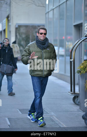 Scott Foley avvolto a caldo in una giacca trapuntata Una sciarpa ritorna al suo albergo dotato di: Scott Foley dove: Manhattan, New York, Stati Uniti quando: 06 Mar 2014 Foto Stock