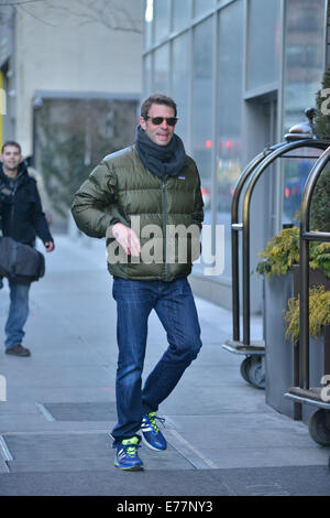 Scott Foley avvolto a caldo in una giacca trapuntata Una sciarpa ritorna al suo albergo dotato di: Scott Foley dove: Manhattan, New York, Stati Uniti quando: 06 Mar 2014 Foto Stock