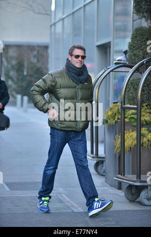 Scott Foley avvolto a caldo in una giacca trapuntata Una sciarpa ritorna al suo albergo dotato di: Scott Foley dove: Manhattan, New York, Stati Uniti quando: 06 Mar 2014 Foto Stock