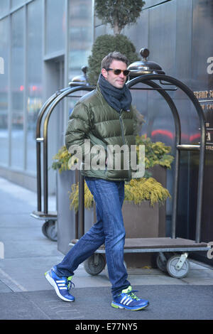 Scott Foley avvolto a caldo in una giacca trapuntata Una sciarpa ritorna al suo albergo dotato di: Scott Foley dove: Manhattan, New York, Stati Uniti quando: 06 Mar 2014 Foto Stock